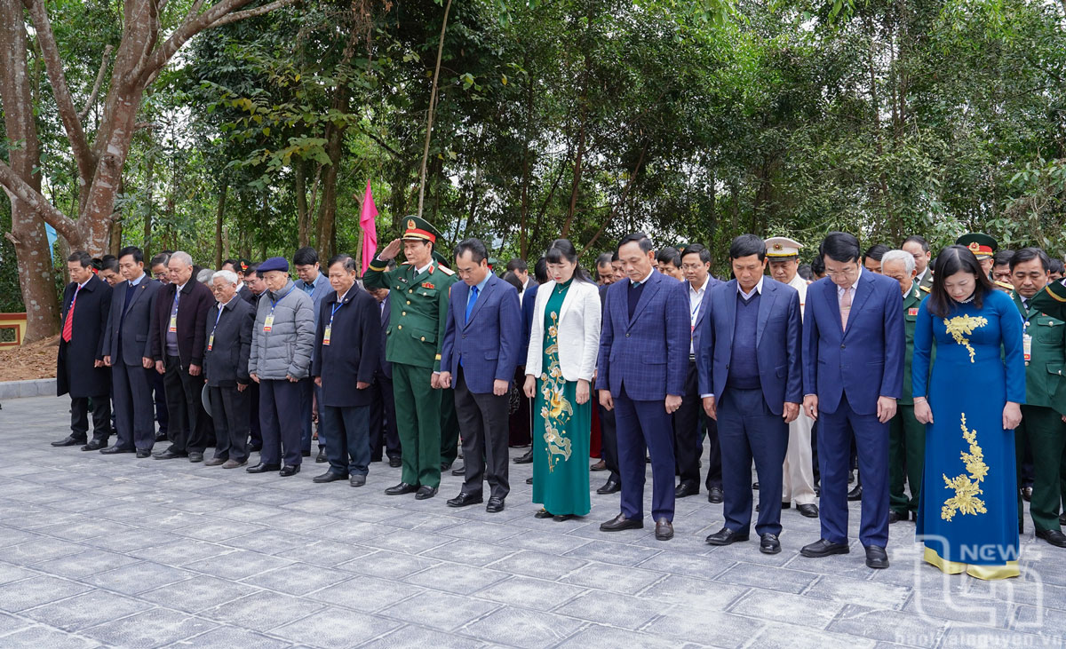 Các biểu dự buổi Lễ dâng hương.