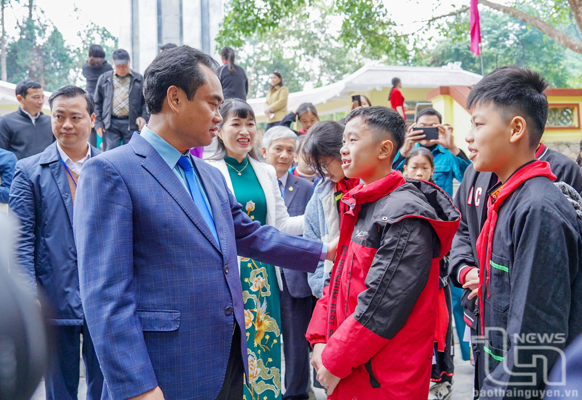Đồng chí Bí thư Tỉnh ủy Trịnh Việt Hùng thăm hỏi các cháu học sinh địa phương tham dự Lễ dâng hương.