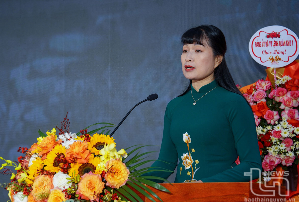 Đồng chí Hà Thị Bích Hồng, Bí thư Huyện ủy Võ Nhai, đọc diễn văn tại buổi Lễ.