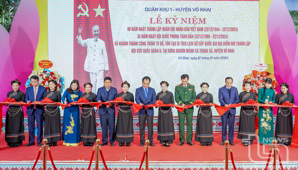 Các đại biểu cắt băng khánh thành Công trình tu bổ, tôn tạo Di tích lịch sử Địa điểm thành lập Đội Cứu quốc quân II.