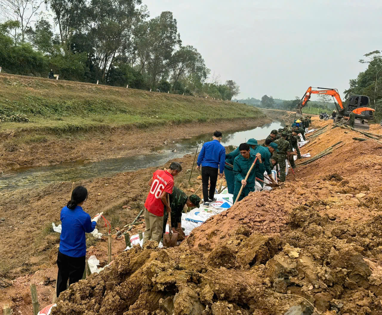 Lữ đoàn 382 hỗ trợ trên 600 ngày công thực hiện các công trình phúc lợi