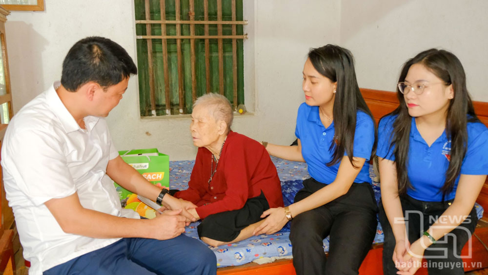 Đại diện Ban Biên tập Báo Thái Nguyên thăm Mẹ Việt Nam Anh hùng Phạm Thị May, ở xã Bình Thành (Định Hóa).