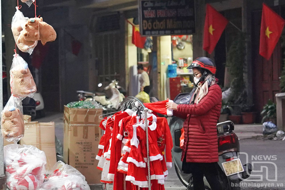 Nhiều người lựa chọn mua trang phục Noel để làm quà tặng cho con, cháu.