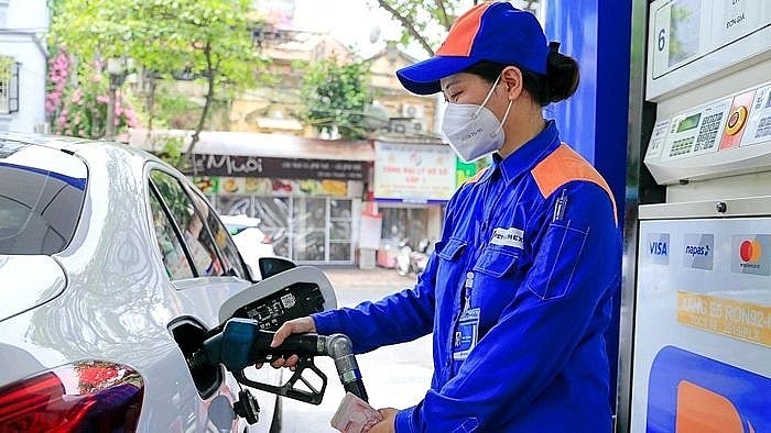 Giá xăng dầu hôm nay 12/12: Trái chiều xăng tăng, dầu giảm giá 