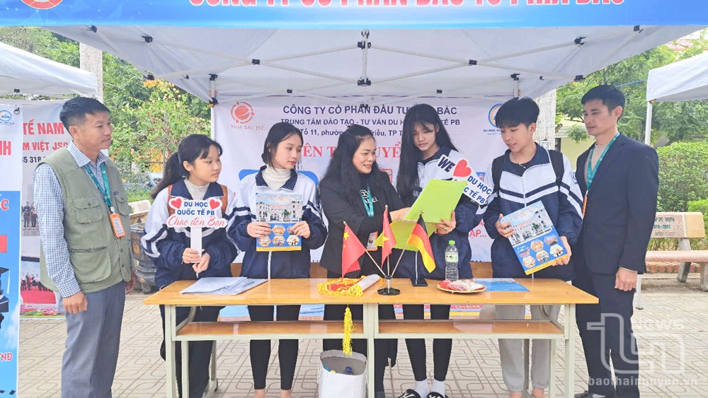 Phú Bình: Trên 1.700 người tham gia ngày hội việc làm