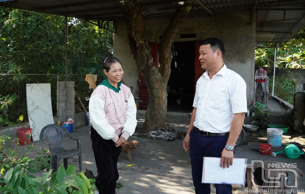 Người phụ nữ tật nguyền viết đơn xin thoát nghèo