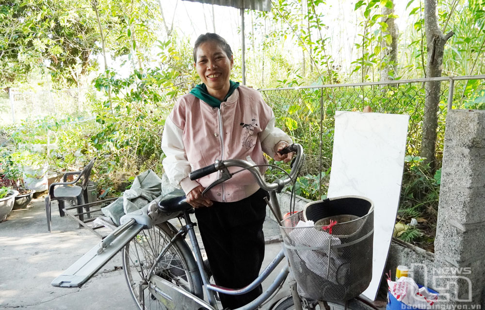 Hằng ngày, chị Nguyễn Thị Xuân dùng chiếc xe đạp để đi thu mua phế liệu kiếm sống và nuôi con ăn học.