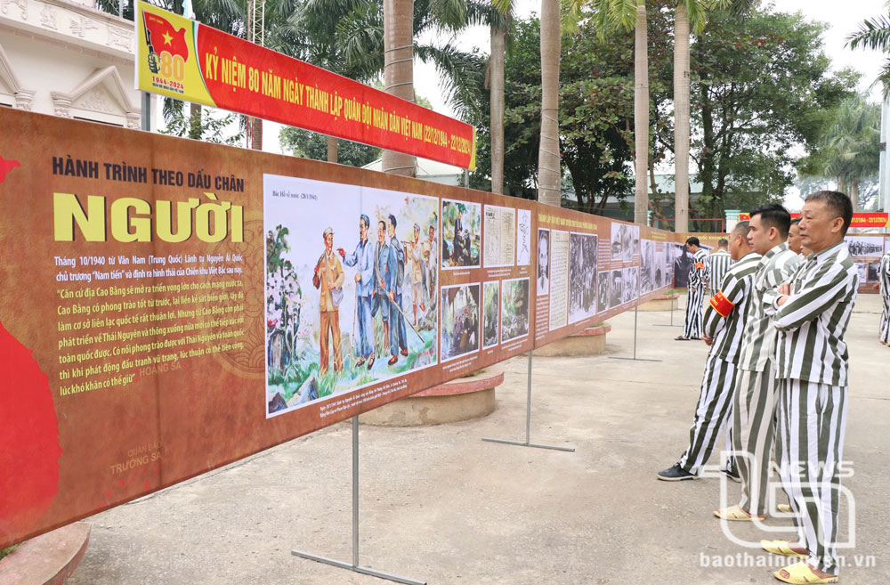 Phạm nhân tham quan không gian trưng bày với chủ đề “Quân đội nhân dân Việt Nam - 80 năm xây dựng, chiến đấu, chiến thắng và trưởng thành”.