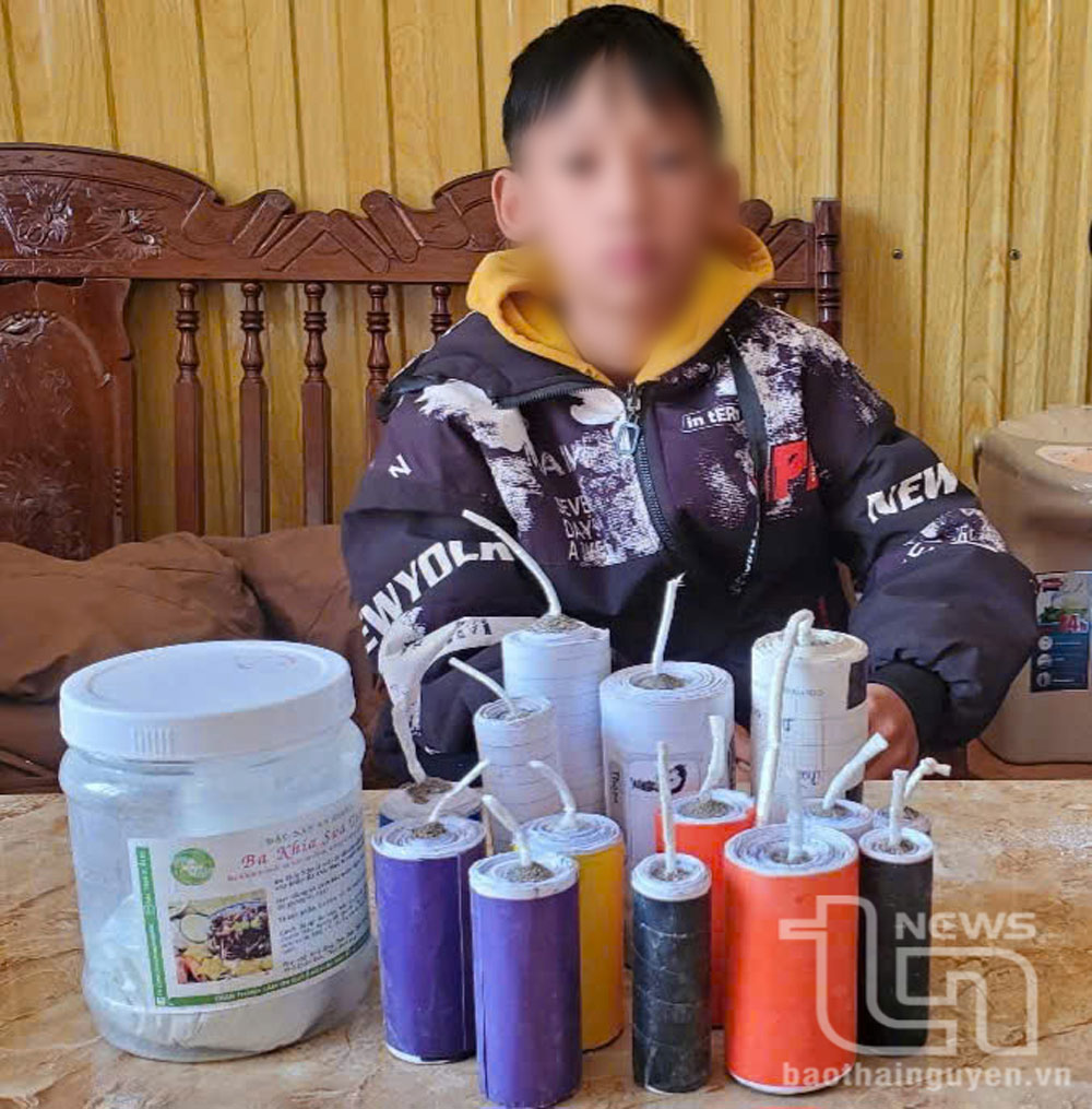 Học sinh Trường THCS Tân Khánh giao nộp pháo và tiền chất chế tạo pháo cho Công an xã.