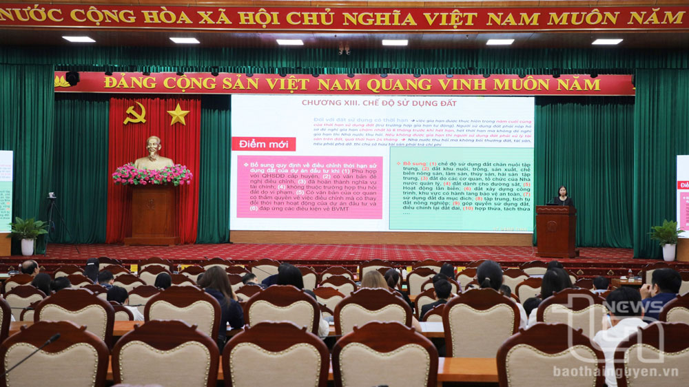 Báo cáo viên của Bộ Tài nguyên và Môi trường truyền đạt các nội dung chính của Luật Đất đai năm 2024 và văn bản hướng dẫn thi hành.