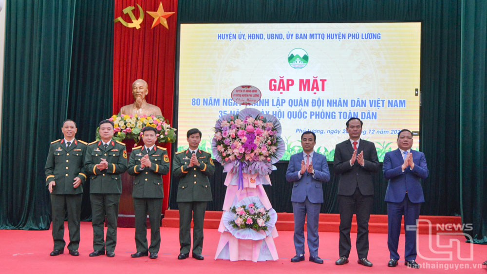 Lãnh đạo huyện Phú Lương tặng hoa tri ân các cán bộ Quân đội nghỉ hưu trên địa bàn.