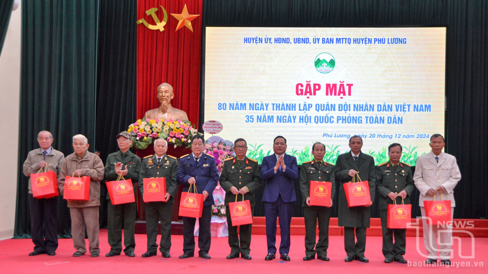 Lãnh đạo huyện Phú Lương tặng quà tri ân các cán bộ Quân đội nghỉ hưu trên địa bàn.