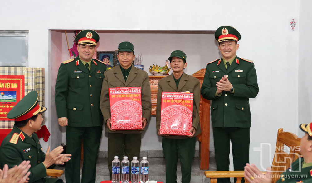 Lãnh đạo Quân khu 1 tặng quà.