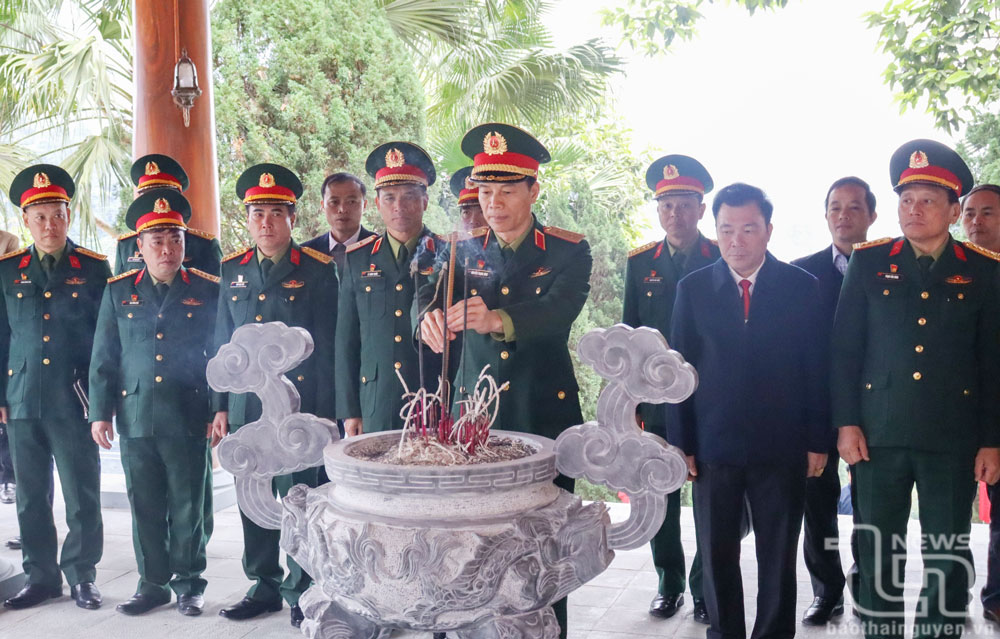 Đoàn đại biểu Quân ủy Trung ương dâng hương tại ATK Định Hóa