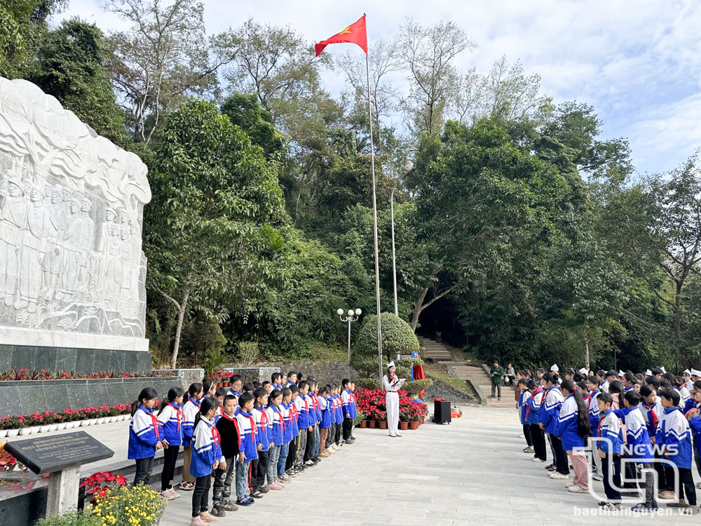 Học sinh tìm hiểu lịch sử tại Di tích Quốc gia đặc biệt nơi thành lập Quân đội nhân dân Việt Nam (xã Tam Kim, huyện Nguyên Bình, tỉnh Cao Bằng).