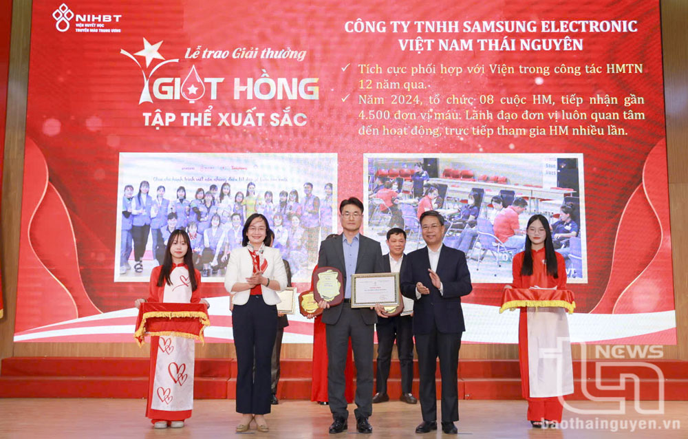 Đại diện Viện Huyết học - Truyền máu Trung ương (NIHBT) trao Giải thưởng Giọt hồng lần thứ 17 cho lãnh đạo Công ty SEVT.