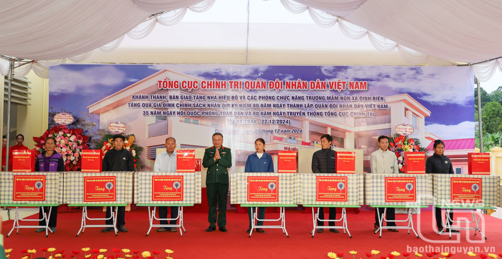 Tổng cục Chính trị Quân đội nhân dân Việt Nam hỗ trợ 30 gia đình xây dựng nhà ở (50 triệu đồng/hộ) và tặng quà cho các hộ.