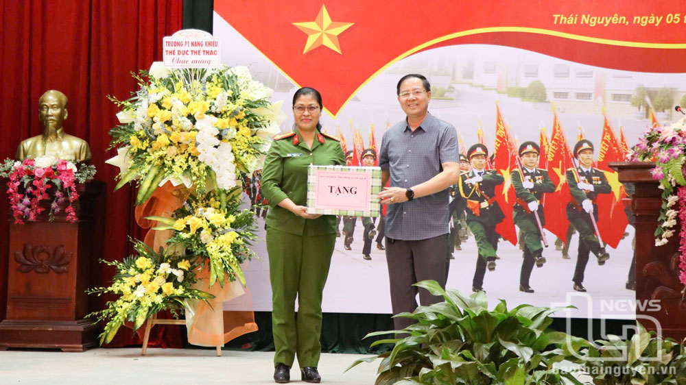 Lãnh đạo Sở Văn hóa, Thể thao và Du lịch tỉnh Thái Nguyên trao sách tặng Trại giam Phú Sơn 4.