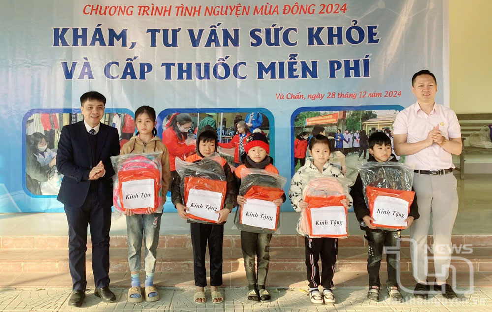 Đội tình nguyện Trường Đại học Y – Dược (Đại học Thái Nguyên) tặng quà học sinh có hoàn cảnh khó khăn trên địa bàn xã Vũ Chấn (Võ Nhai).