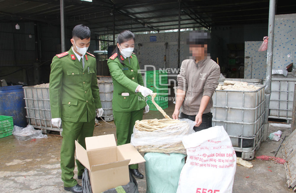 Công an TP. Thái Nguyên: Tiêu hủy hơn 1,2 tấn lòng lợn hôi thối, không rõ nguồn gốc