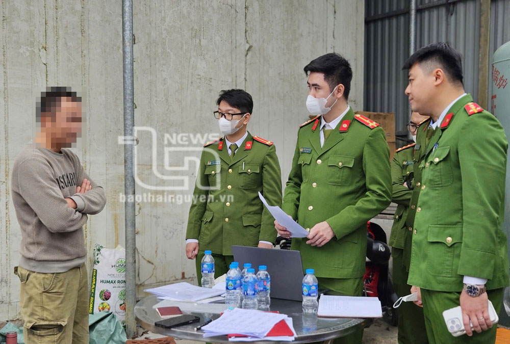 Làm việc với tổ công tác, chủ cơ sở kinh doanh không xuất trình được hóa đơn, chứng từ chứng minh nguồn gốc hàng hóa.