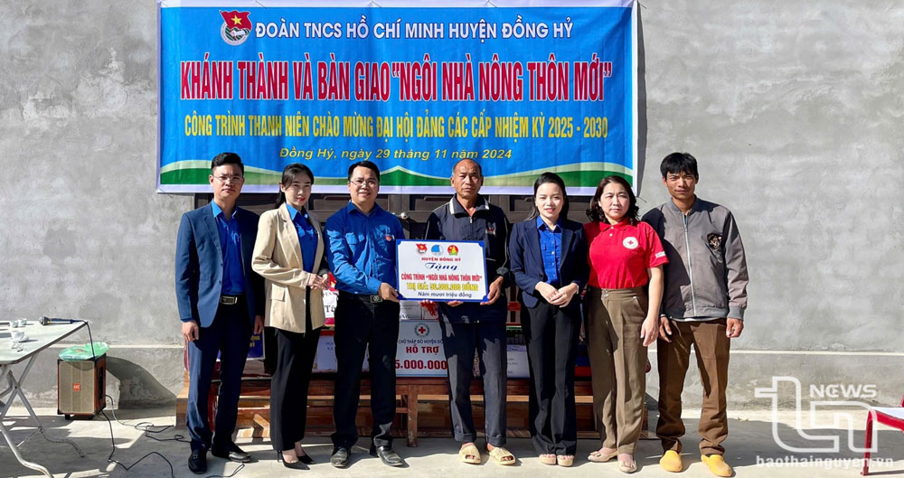 Huyện đoàn Đồng Hỷ hỗ trợ xây dựng Ngôi nhà nông thôn mới cho người dân tại xã Văn Lăng (Đồng Hỷ).
