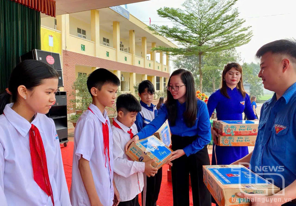 Tỉnh đoàn Thái Nguyên trao quà cho học sinh có hoàn cảnh khó khăn tại xã Lương Phú (Phú Bình).