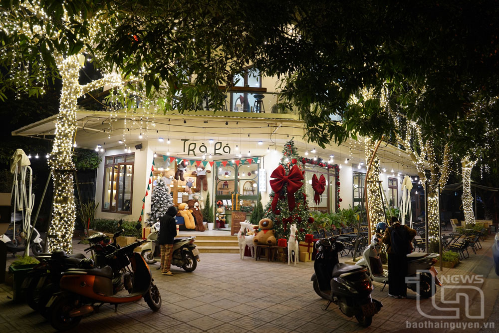 Việc lên ý tưởng bố trí, sắp xếp tạo không gian Giáng sinh đã được tiệm Trà lá (đường Phan Bội Châu, TP. Thái Nguyên) lên ý tưởng thực hiện từ tháng 11.