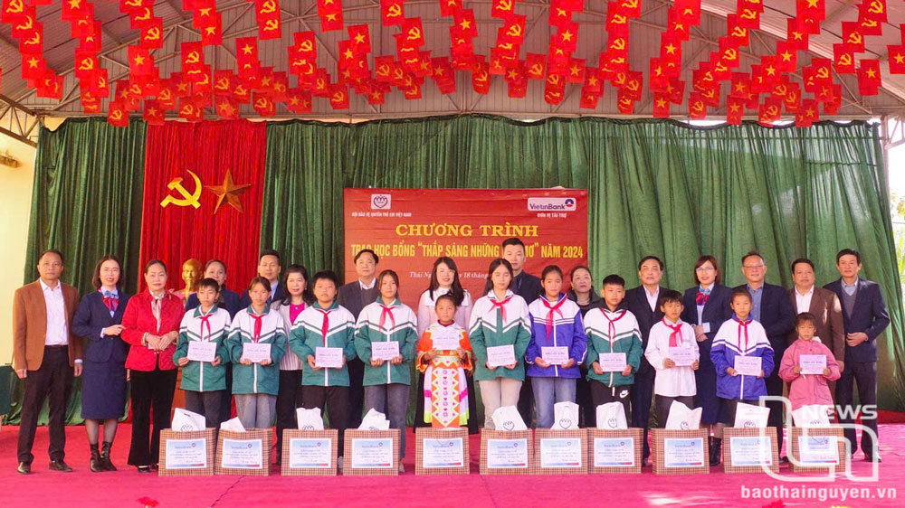 Trao 20 suất học bổng tặng học sinh có hoàn cảnh khó khăn