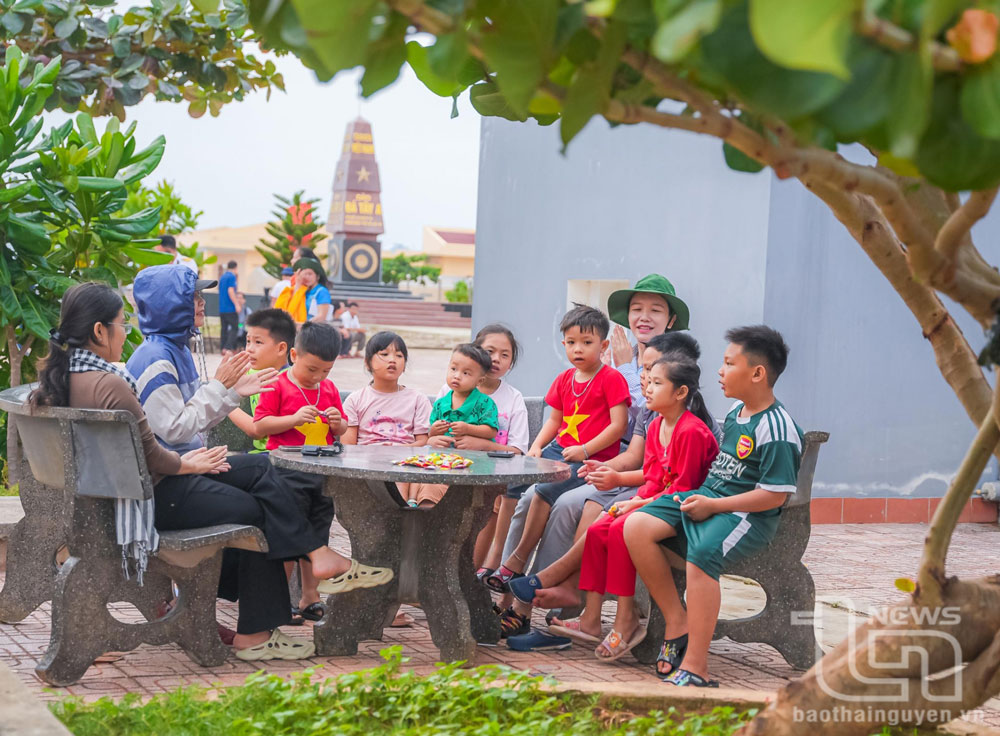 Những mầm xanh trên đảo Đá Tây A.