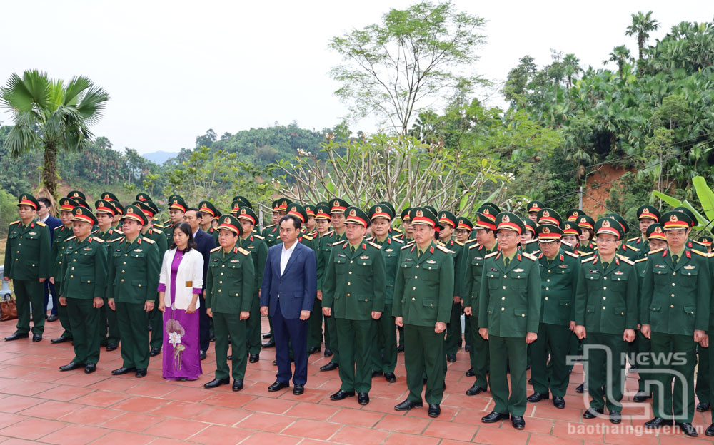 Đoàn dâng hương tưởng niệm Đại tướng Nguyễn Chí Thanh.
