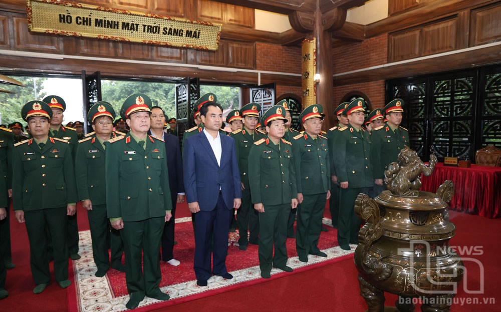 Đoàn bày tỏ lòng thành kính, tưởng nhớ và biết ơn vô hạn đối với Chủ tịch Hồ Chí Minh.