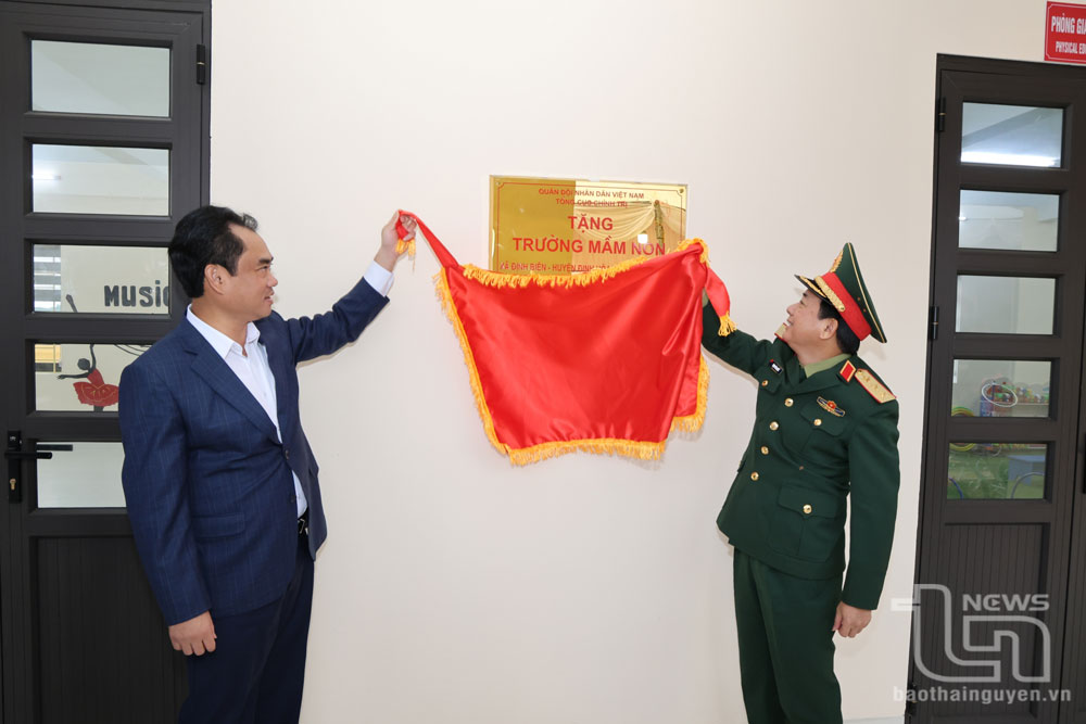 Thượng tướng Trịnh Văn Quyết và đồng chí Bí thư Tỉnh ủy Thái Nguyên Trịnh Việt Hùng thực hiện nghi thức khánh thành Trường Mầm non Định Biên.