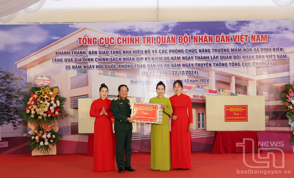 Thượng tướng Trịnh Văn Quyết tặng quà Trường Mầm non Định Biên.