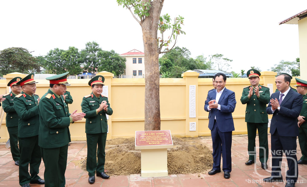 Các đồng chí lãnh đạo trồng cây trong khuôn viên Nhà trường.