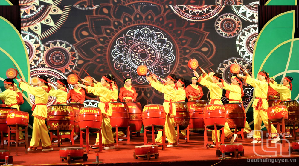 Màn trống hội tưng bừng, đặc sắc.