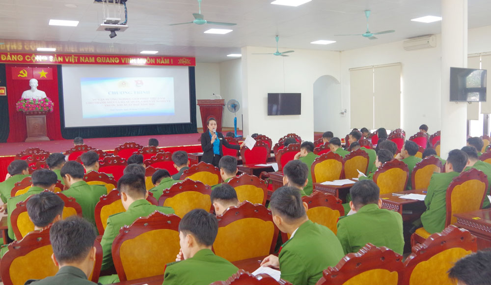 Tư vấn hướng nghiệp, giới thiệu việc làm cho hạ sĩ quan, chiến sĩ nghĩa vụ