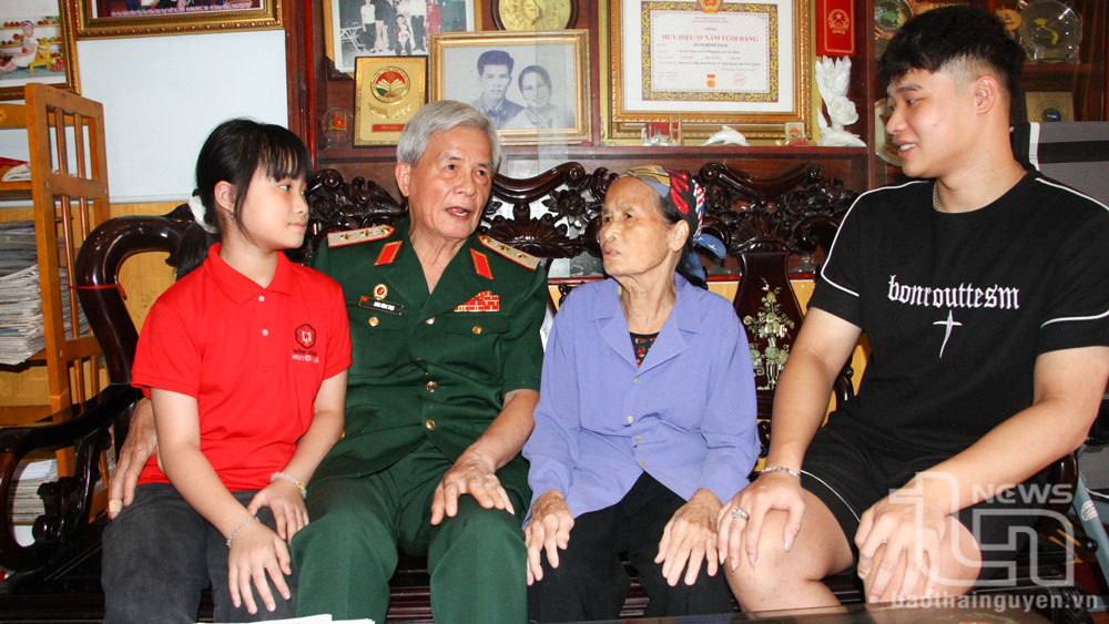 Trung tướng Đàm Đình Trại vui vẻ đầm ấm bên vợ và các cháu nội.