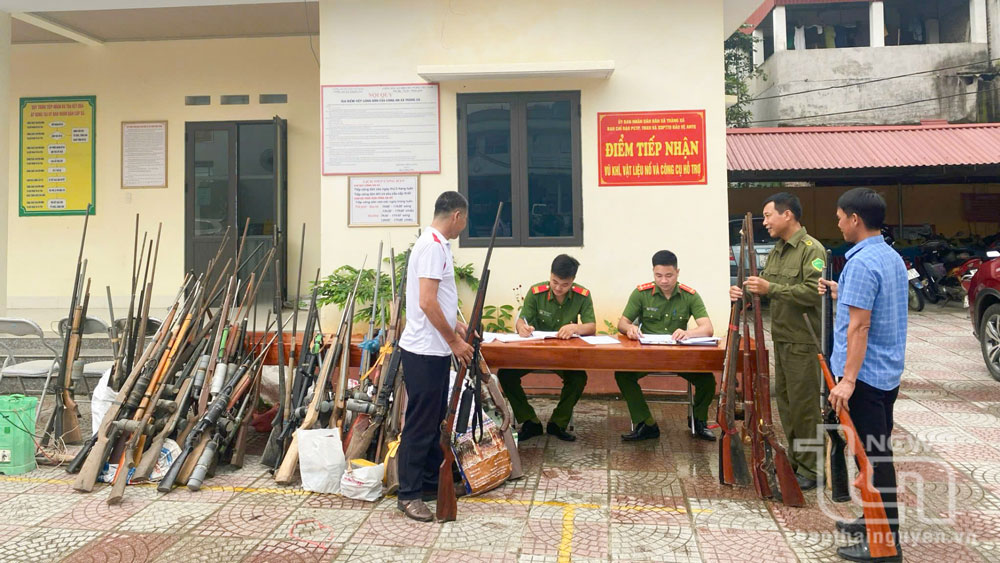 Công an xã Tràng Xá (Võ Nhai) tiếp nhận vũ khí do người dân giao nộp.