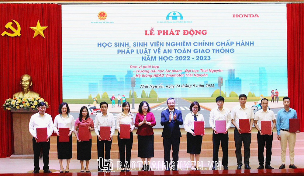 Phát động học sinh, sinh viên chấp hành luật giao thông
