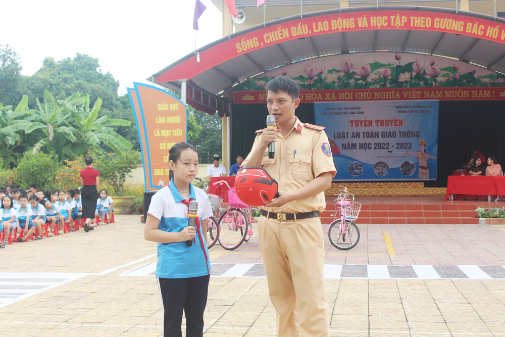 Trang bị kiến thức an toàn giao thông cho học sinh