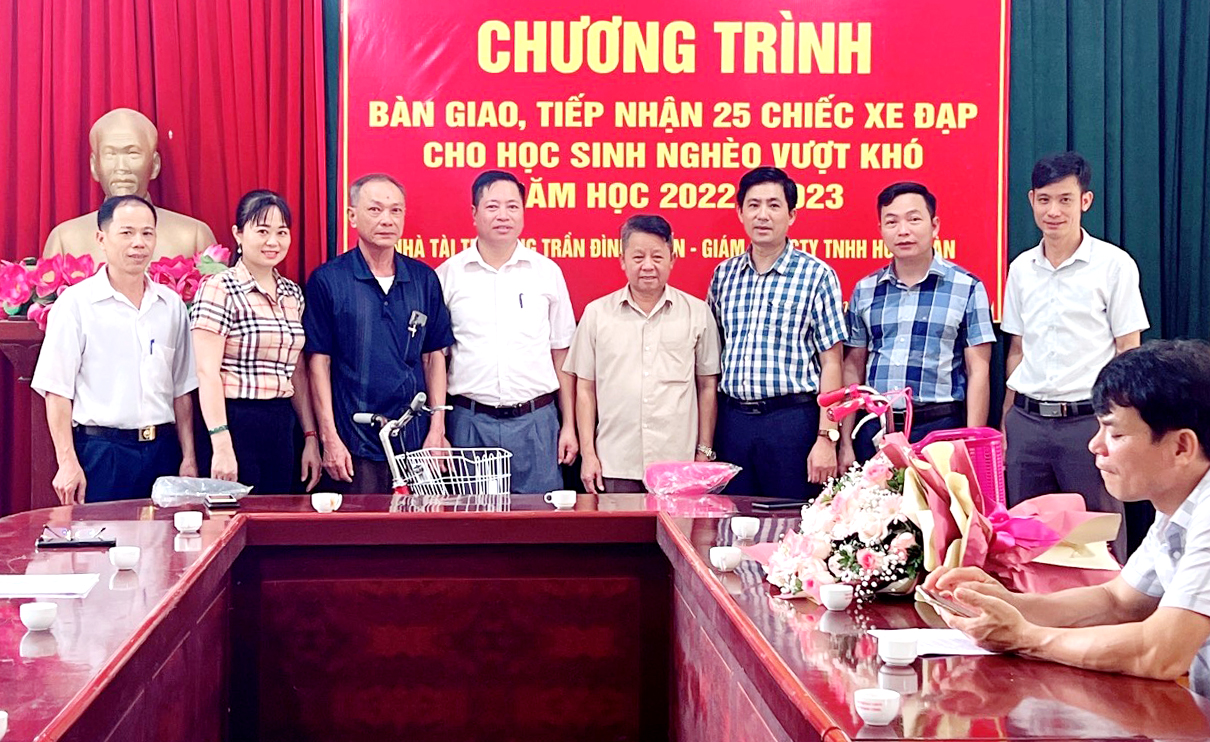 Tiếp nhận xe đạp tặng học sinh nghèo vượt khó