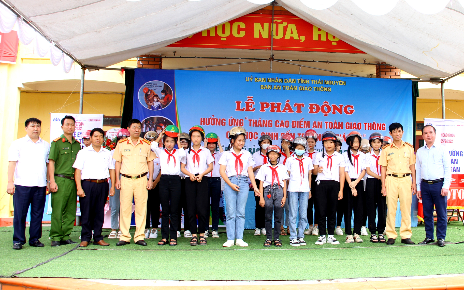 Phát động Tháng cao điểm an toàn giao thông cho học sinh đến trường