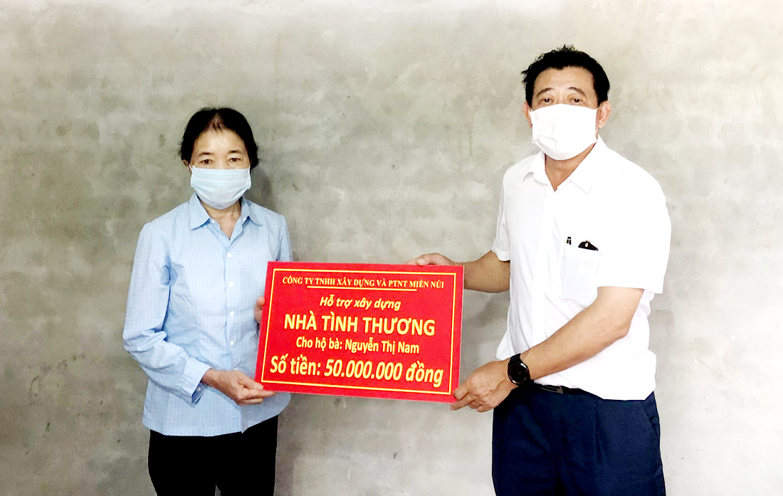 Hỗ trợ xây dựng 2 nhà tình thương cho hộ nghèo