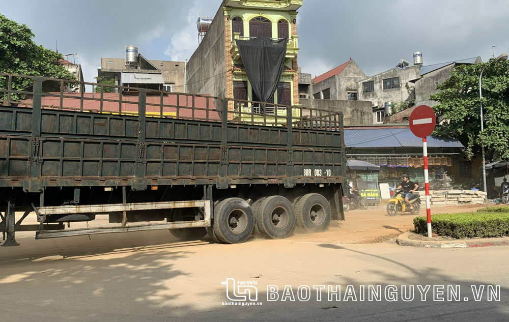 Đổ đất lấp “ổ gà”: Người dân hứng bụi