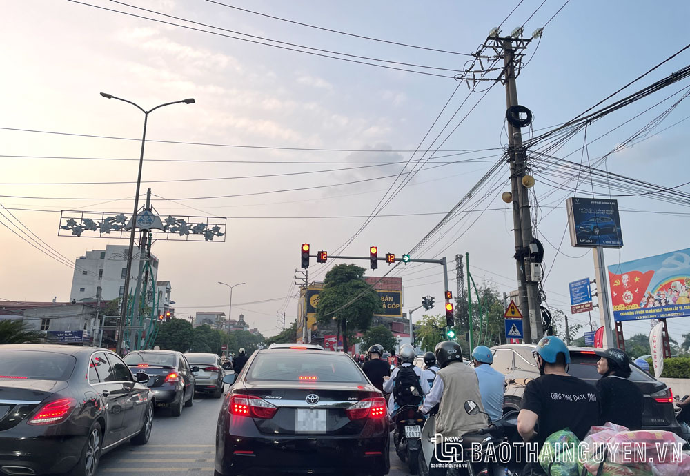 Biển chỉ dẫn “Đèn đỏ được rẽ phải” chưa phát huy tác dụng