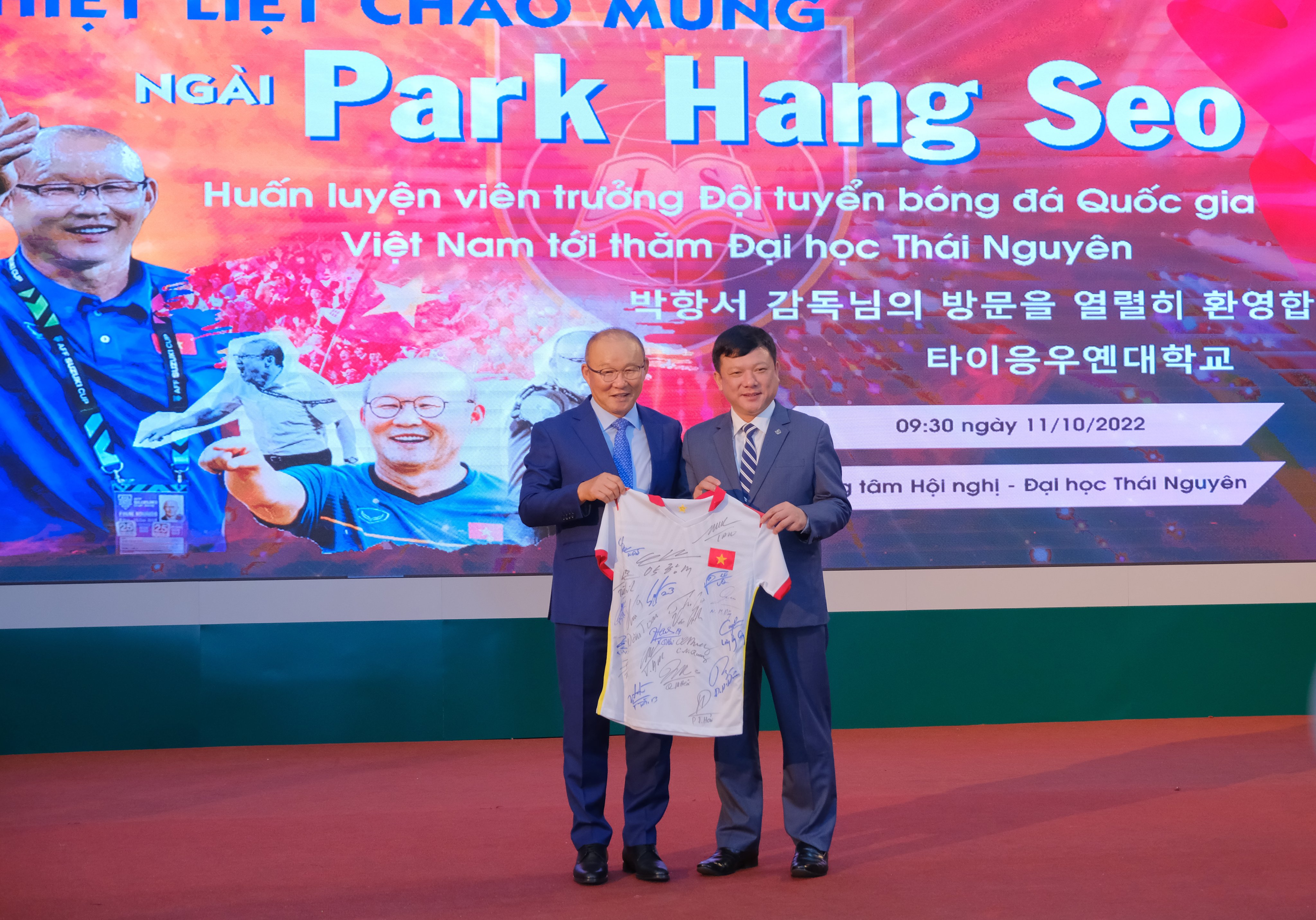 Huấn luyện viên Park Hang Seo giao lưu tại Đại học Thái Nguyên