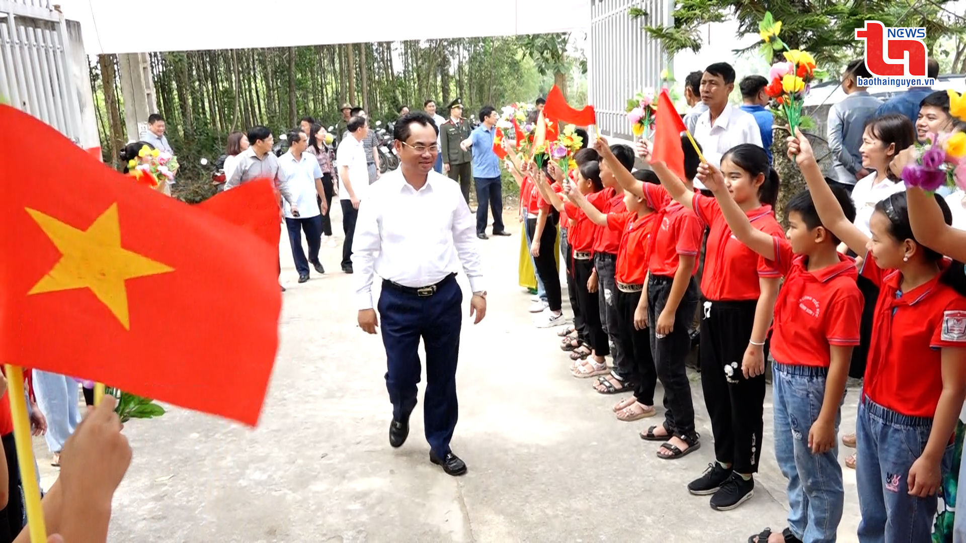 Đồng chí Chủ tịch UBND tỉnh chung vui Ngày hội Đại đoàn kết với nhân dân xóm Long Vân
