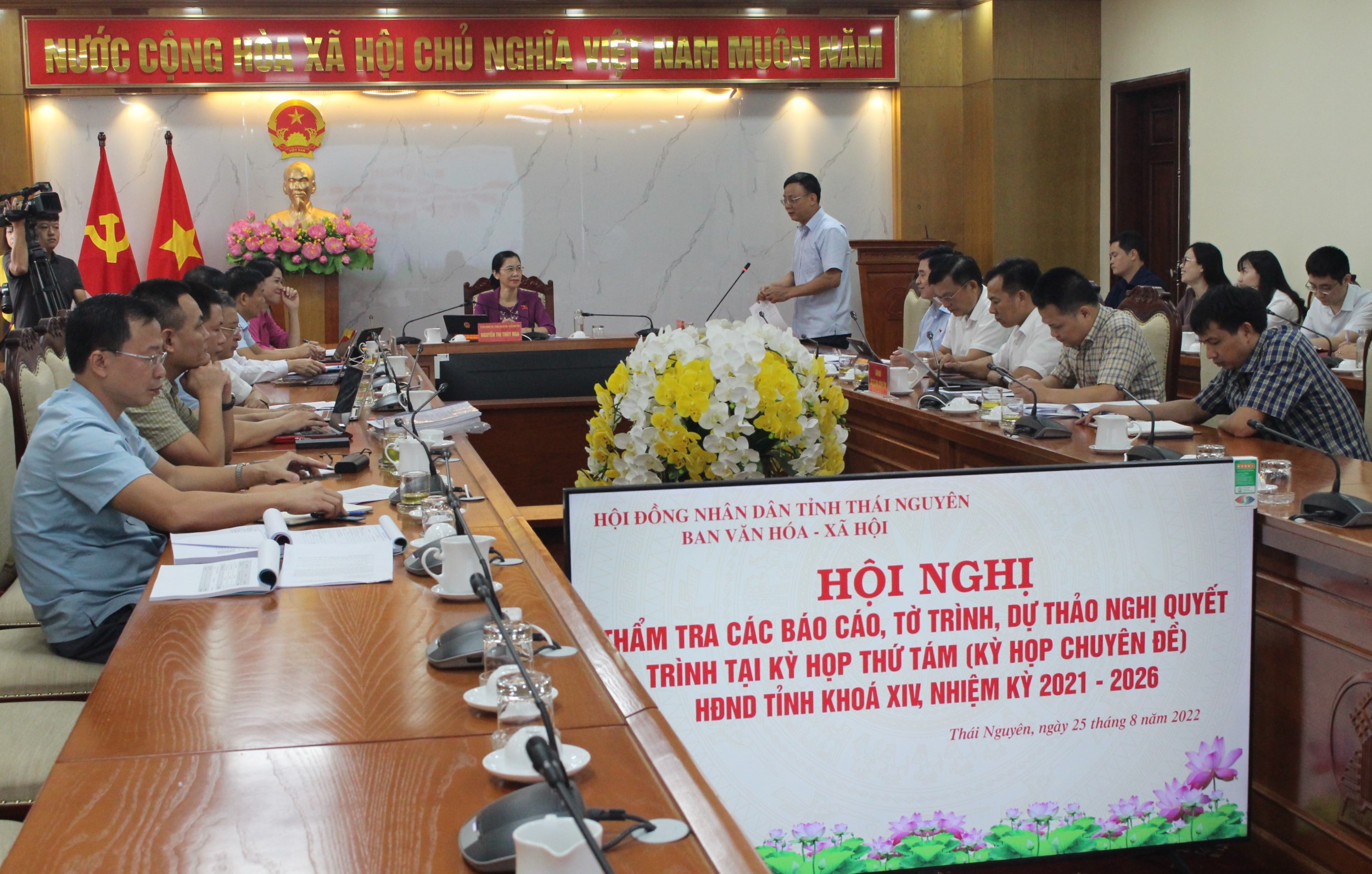 Thẩm tra các tờ trình, dự thảo nghị quyết về giáo dục và y tế