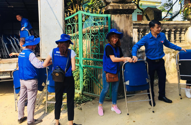 Tặng ghế cho người dân tiểu khu Thọ Lâm